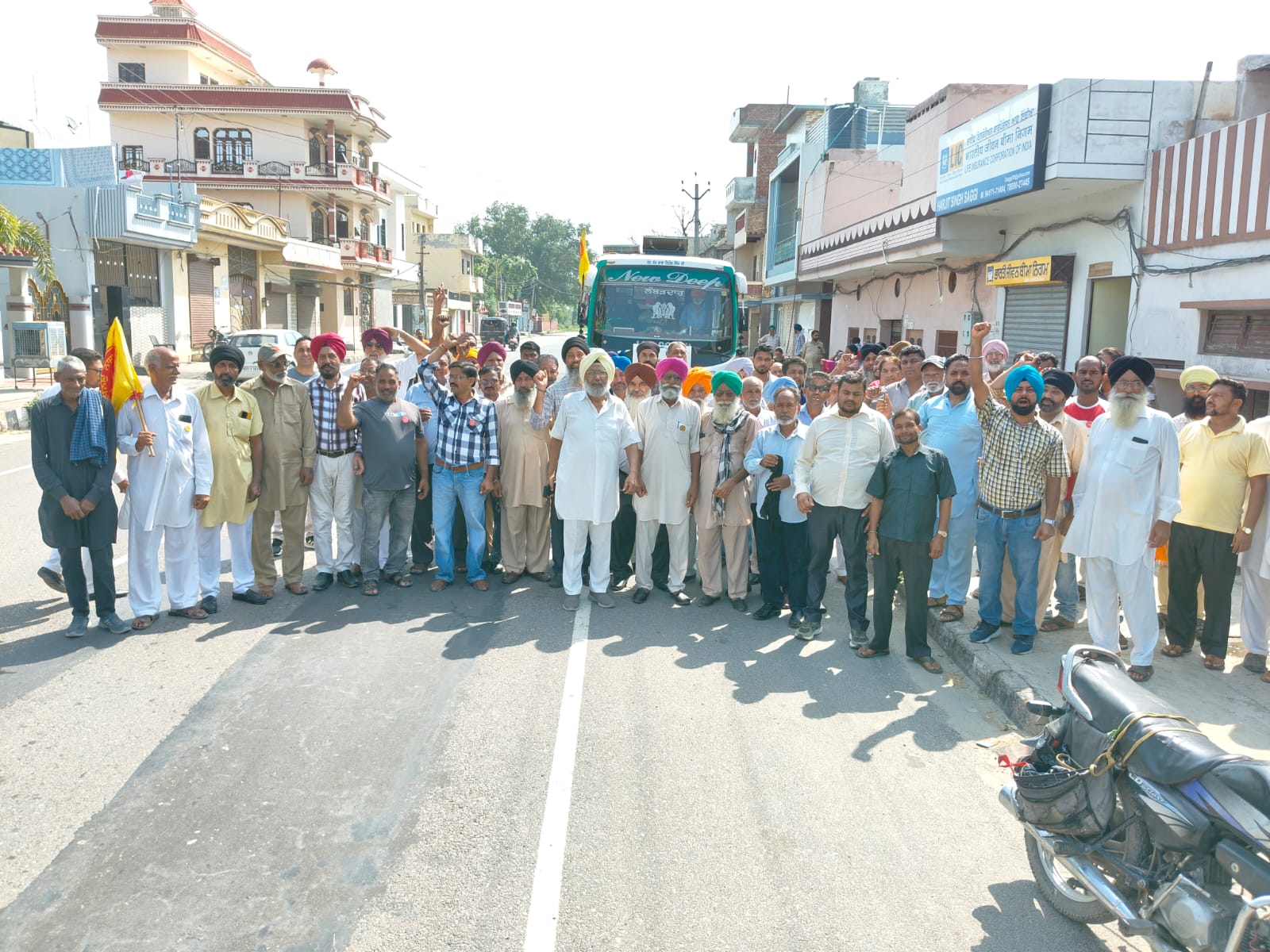 Convoy of farmers, labourers and students leave for Sangrur rally.